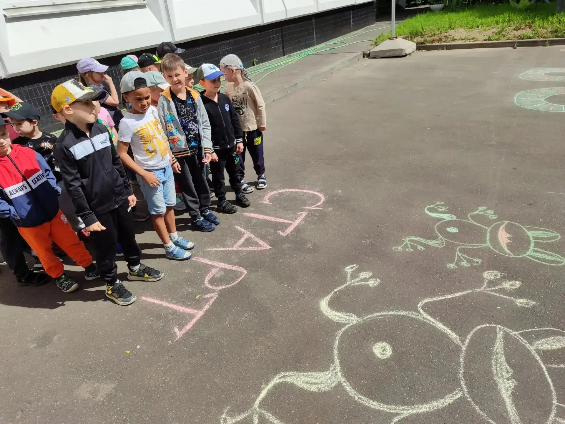 🖍️ «День игры в классики»: старинная забава на летней прогулке!

Наши дошколята провели солнечный д