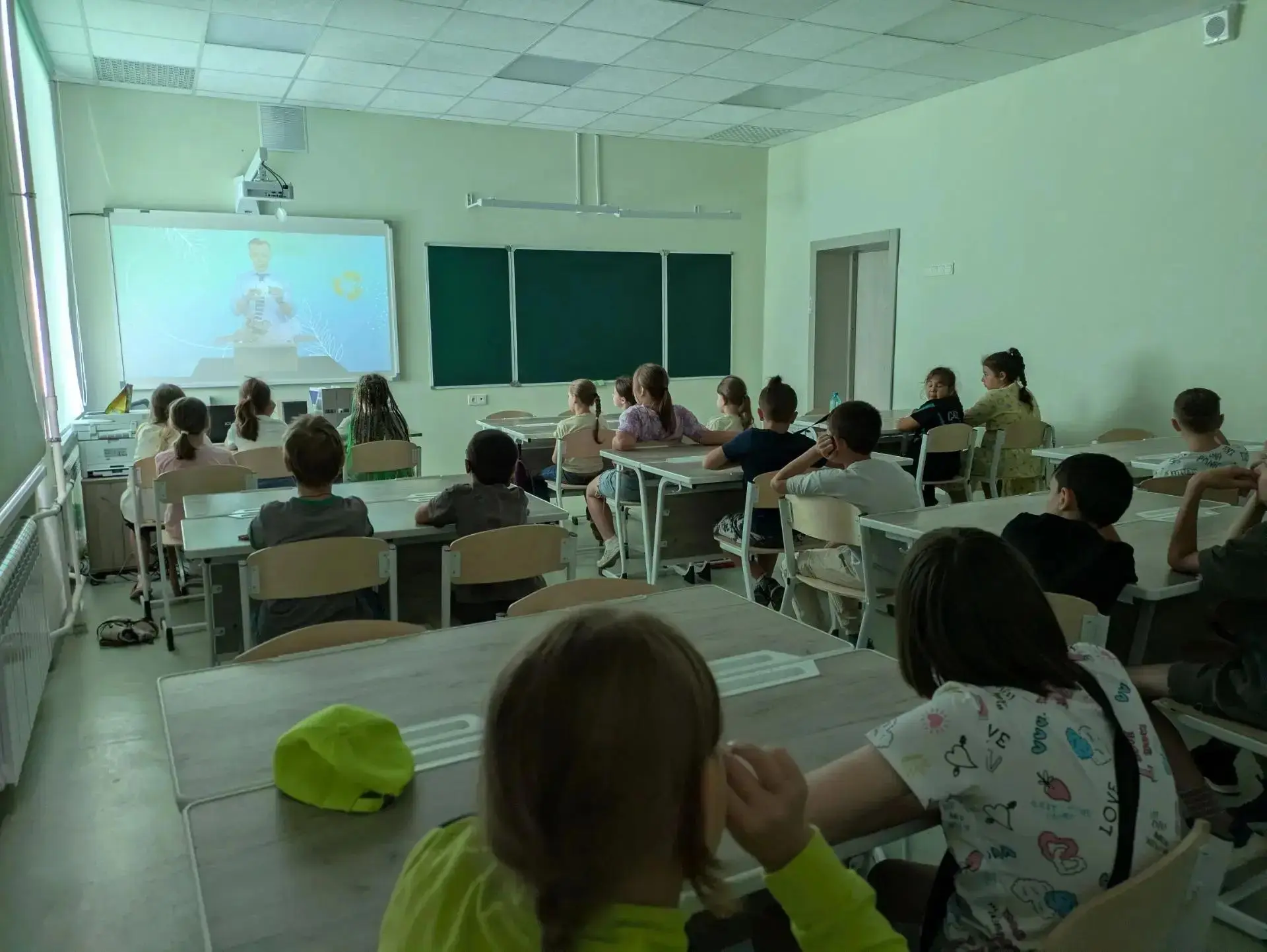 В летнем лагере "Дружба" мы просмотрели мультфильмы на экологическую тему и окунулись в увлекательны