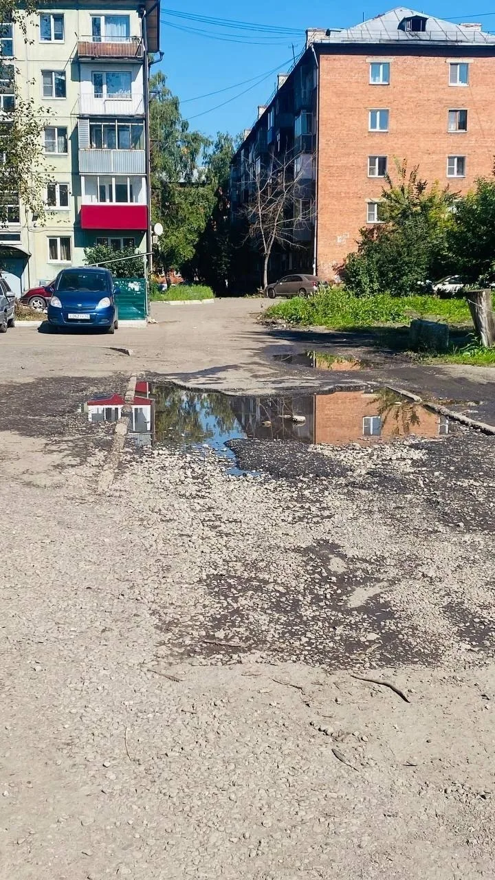 ⚠ Кандидат на звание самого разбитого двора обнаружен в Новокузнецке