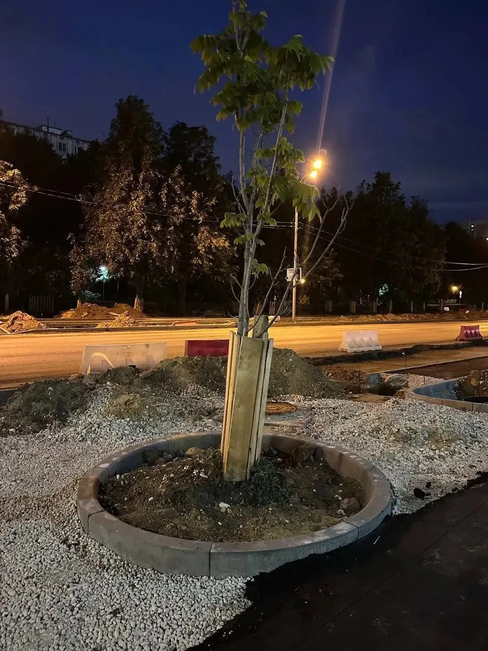 🚧На Ореховом бульваре продолжаются плановые работы по благоустройству

Сейчас ремонтируют дорожное 