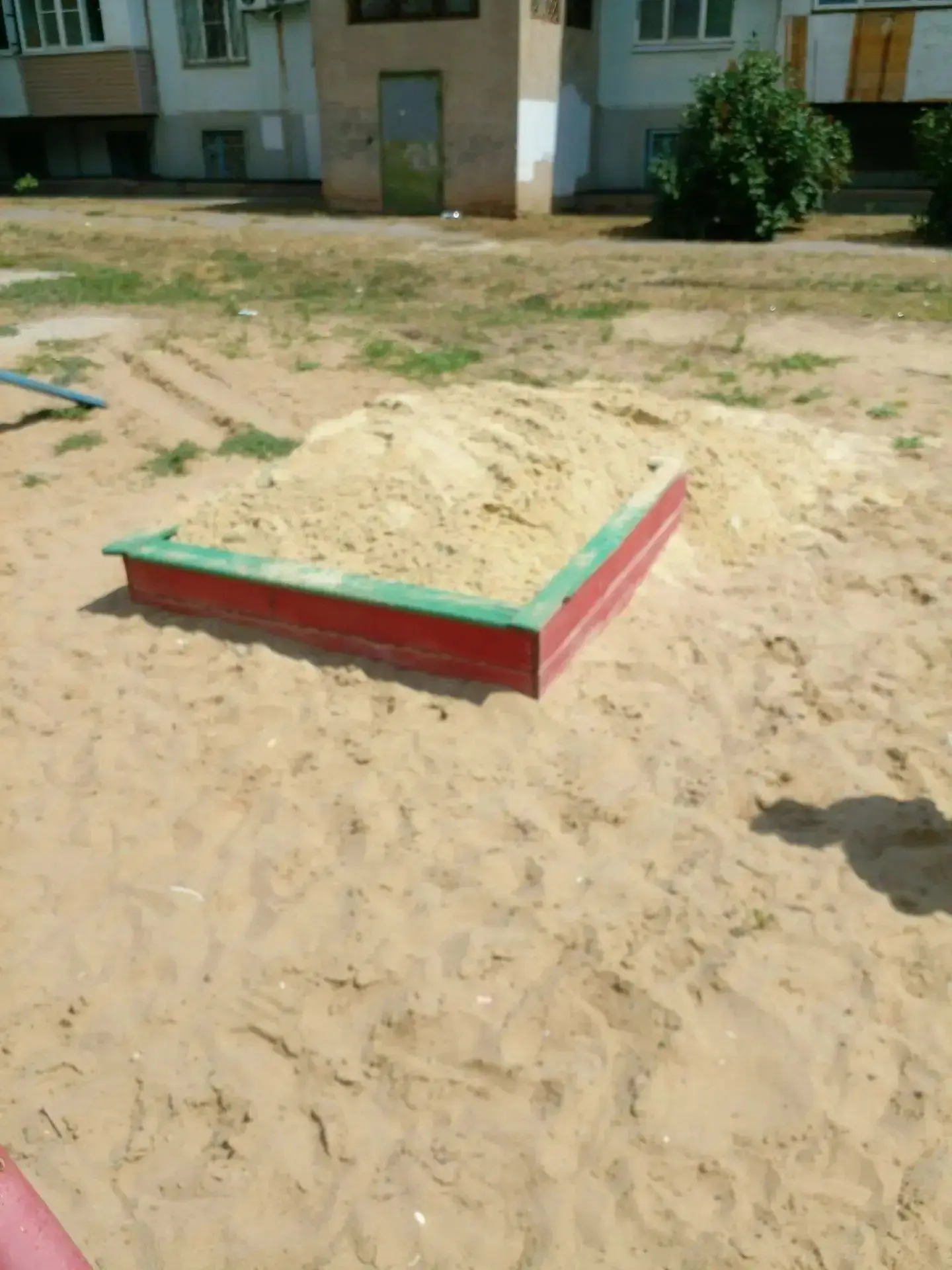На детские площадки завезли свежий песочек! А это значит, что наши юные строители и кулинары могут с