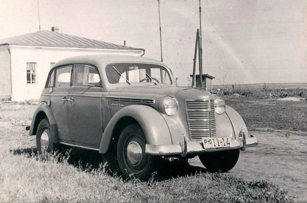1950-е — 1960-х годов, улица Комбинатская, «Москвич-400» с тюменским номером РЮ, автор ...