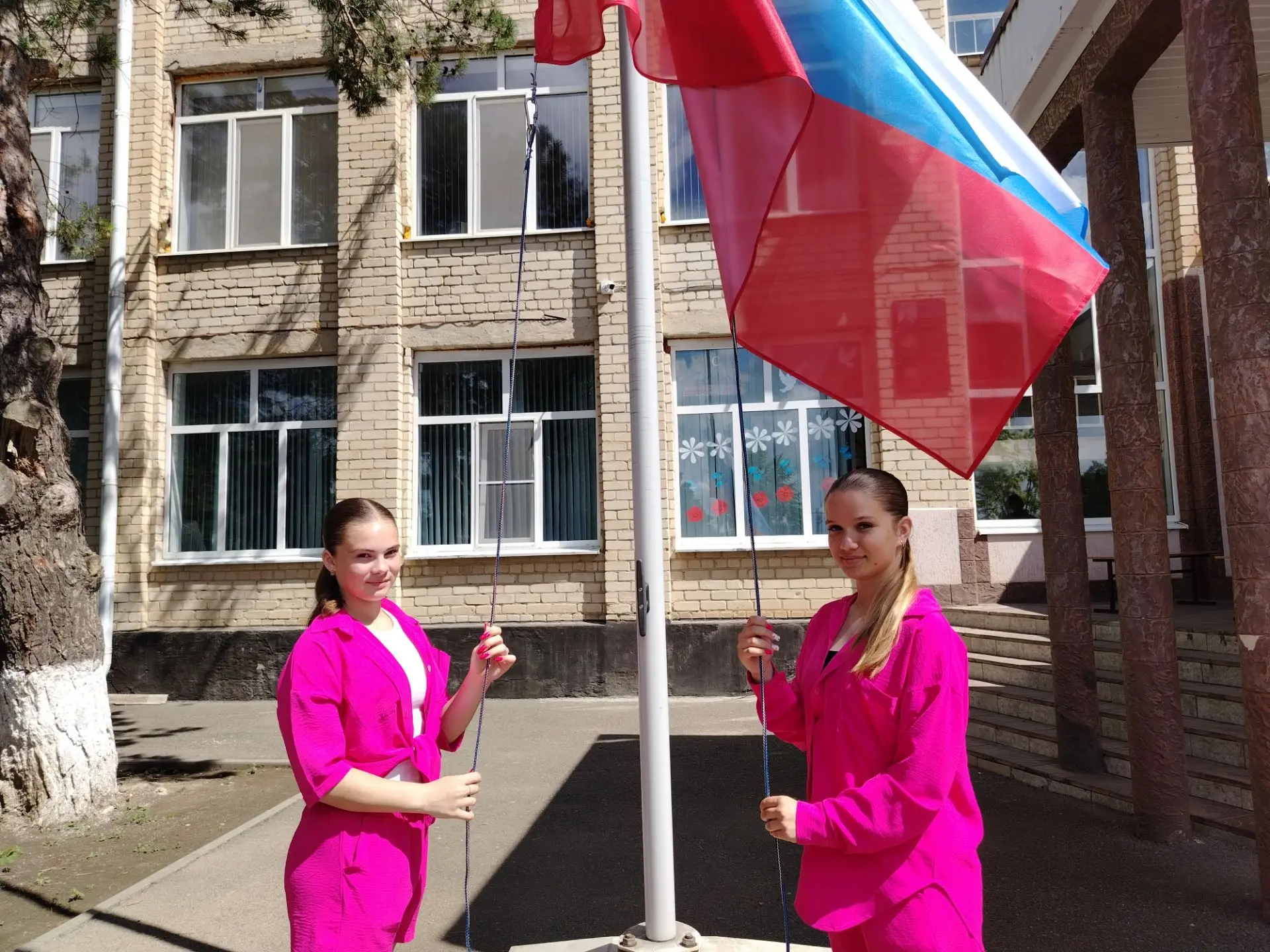 Утро в нашем лагере "Солнышко" началось с поднятия флага и исполнения гимна РФ. Право поднять флаг в