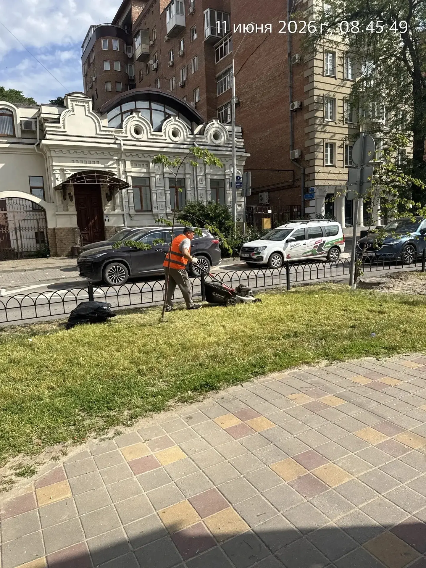 🌱Коммунальные службы на постоянной основе проводят работы по покосу травы – газонной, сорной и кара
