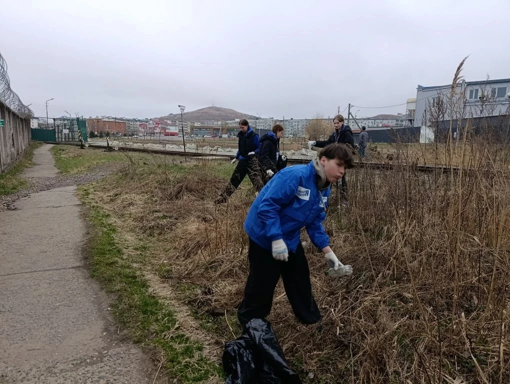 ♻️ Акция по очистке береговой линии и парка "Треуголка" от мусора прошла в Славянке  Мероприятие при