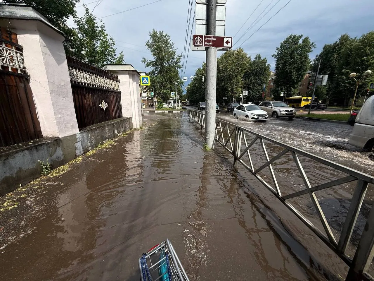 После сильного ливня коммунальные службы оперативно устраняют подтопления, быстро восстанавливая нор