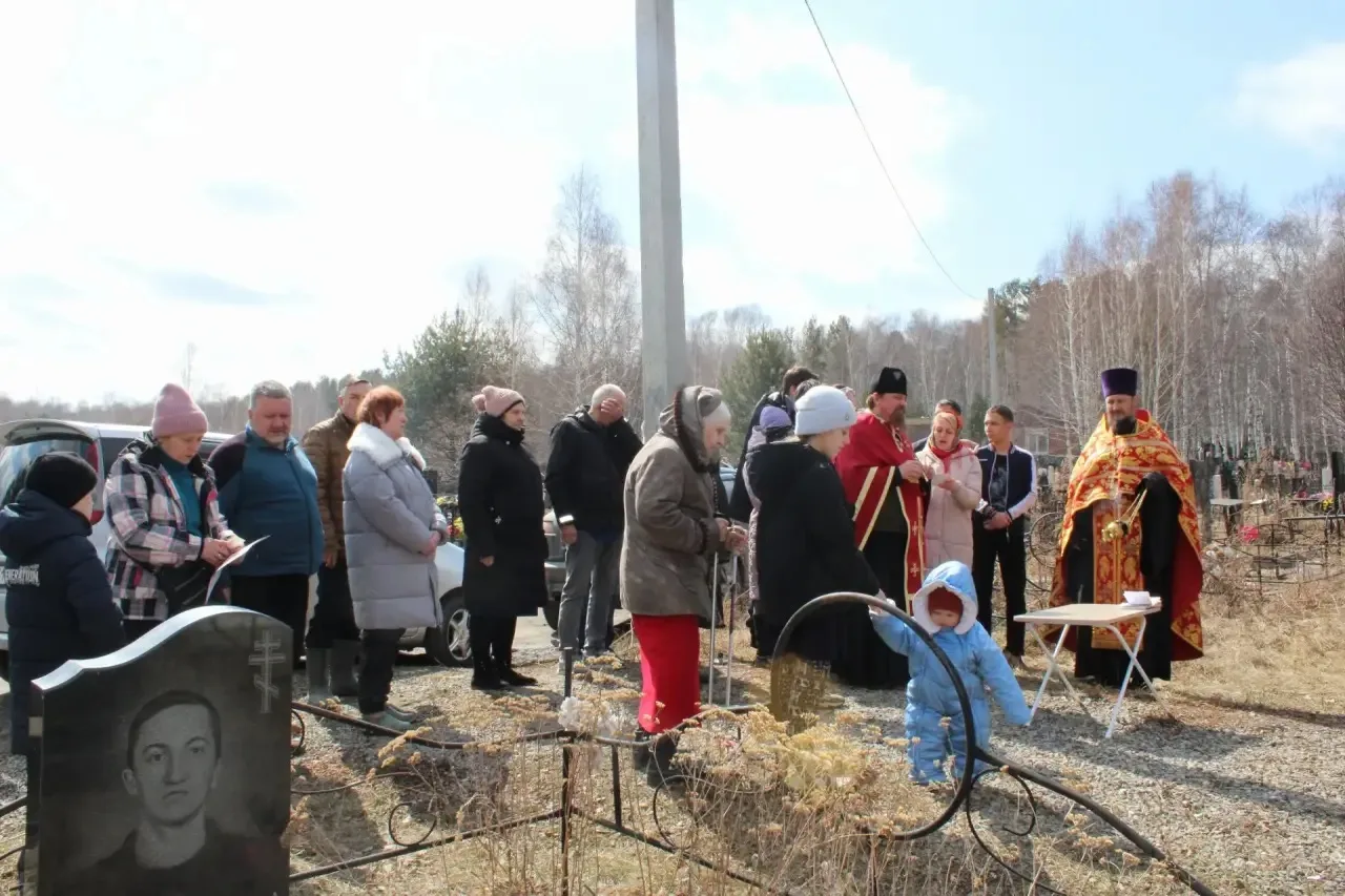 В день Радоницы на Марковском кладбище у обелиска воинам‑освободителям Великой Отечественной войны б