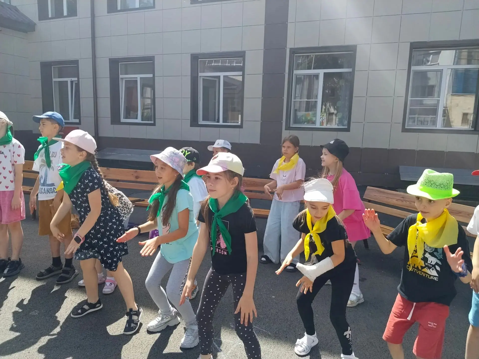 Наши дружные группы пришкольного лагеря МБОУ СОШ 4 от всей души благодарят нашего замечательного нач