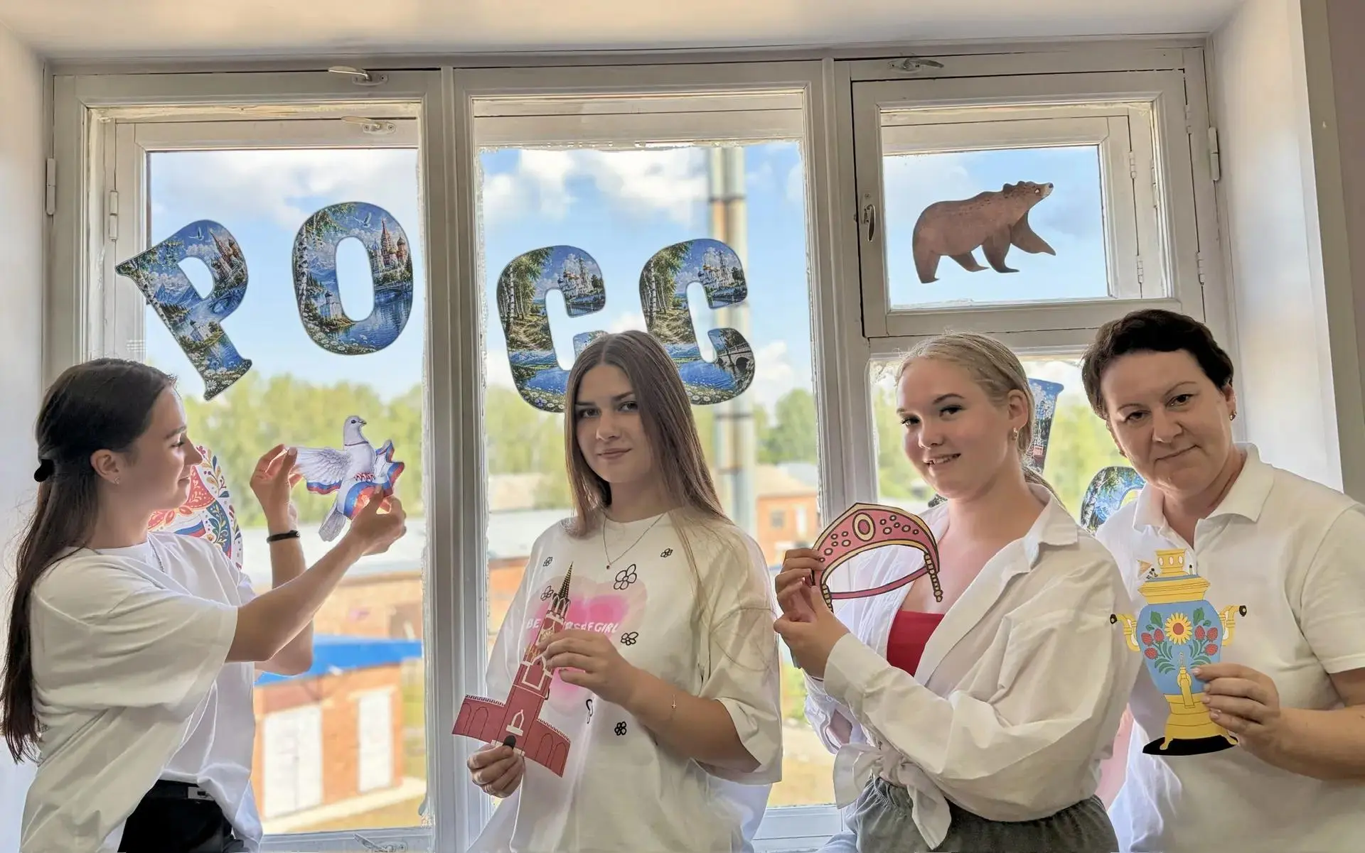 🎨 Окна России ! ✨
В преддверии Дня России наши кадеты присоединились к Всероссийской акции «Родиной