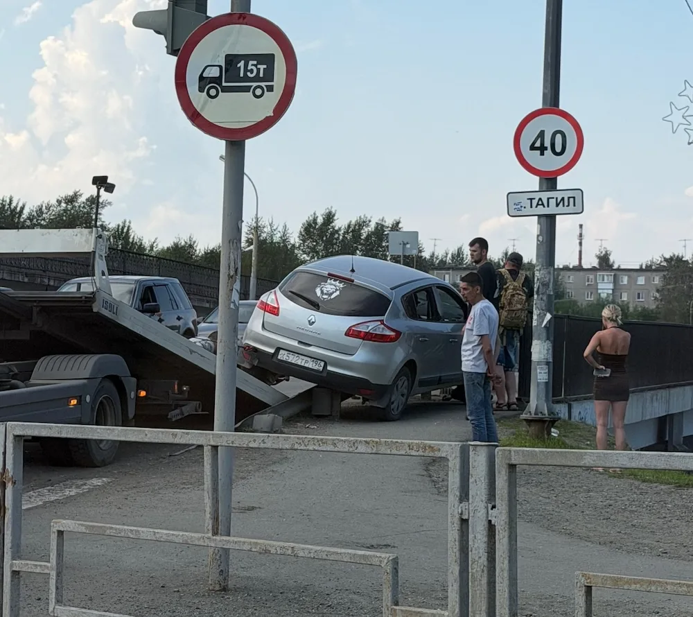 Странная авария с участием автоледи попала на видео: 25 июля Renault буквально заехал н...