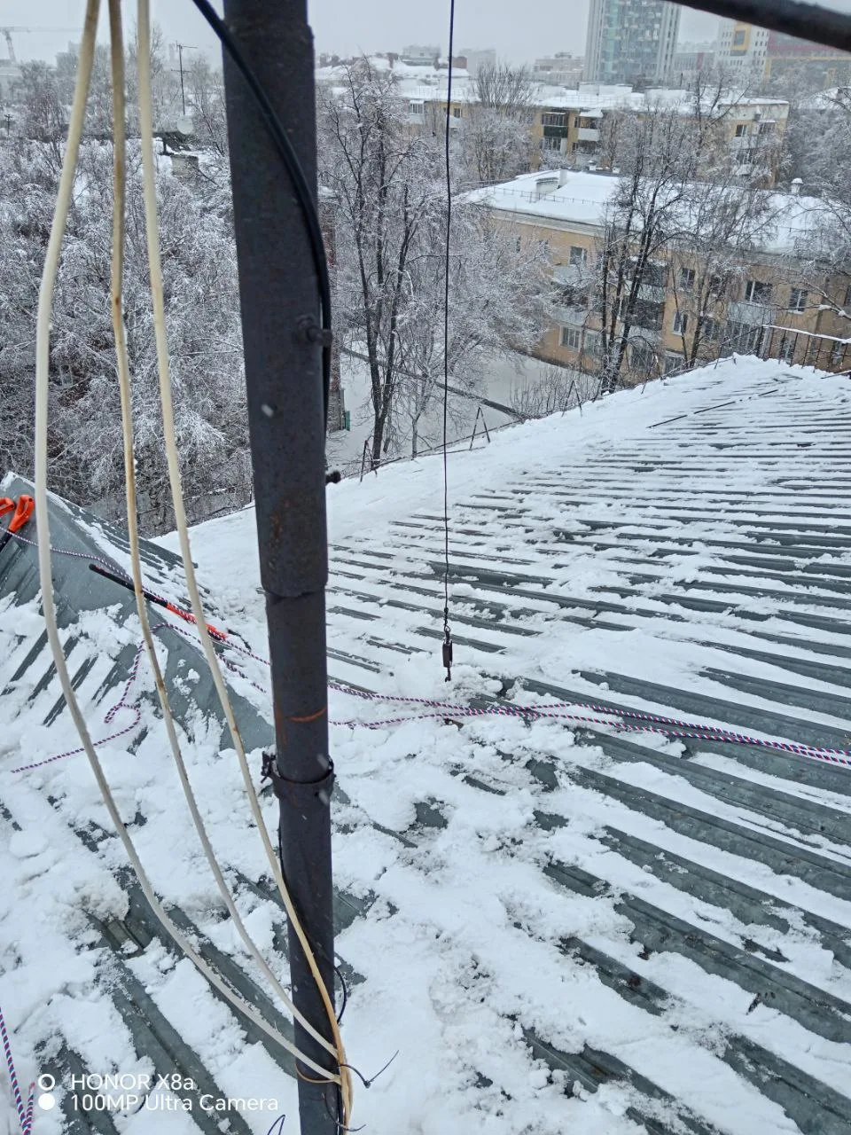 Ежедневно на крышах ведутся работы по очистке снега, наледи и сосулек. ❄ Просим отнестись с понимани