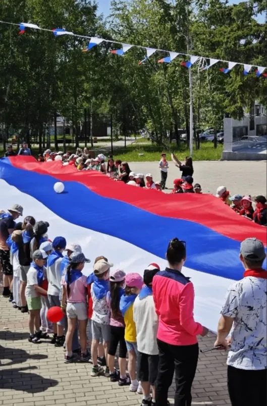 Сегодня 11 июня в преддверии празднования Дня России на городской площади состоялась иг...
