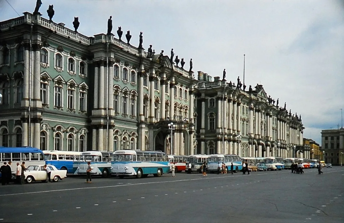 🚌 «Голубки» у Эрмитажа. Дворцовая площадь, 1964 год

У Зимнего дворца — целая шеренга светло‑голубы