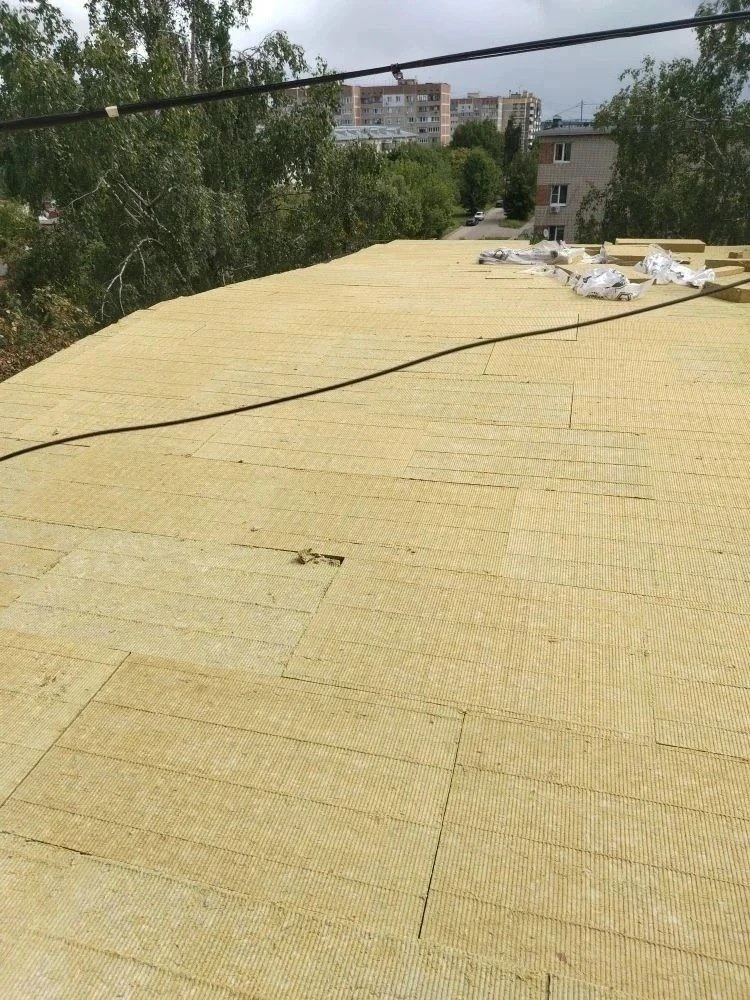 🏠Подрядная организация продолжает капитальный ремонт крыши МКД по адресу: г. Курск, ул. Менделеева,
