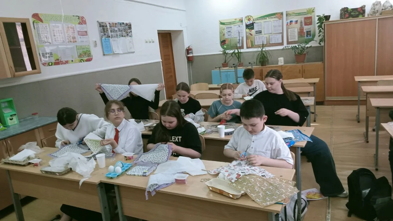 В преддверии праздника Пасха, в 5 классе прошёл мастер- класс по украшению яиц . Ребята с классным р