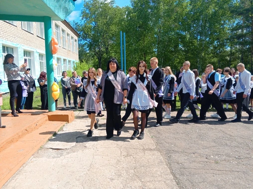 Последний звонок для наших выпускников! 🔔
Сегодня особенный день для нашей школы! Мы провожаем наши