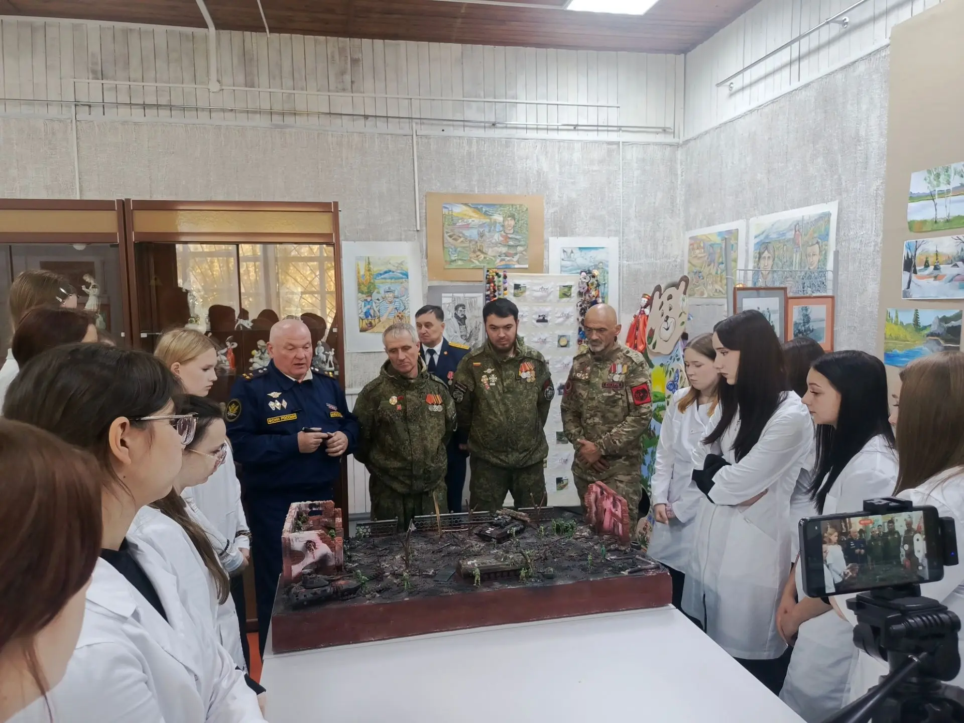 Вчера в музее было красиво. Белые халаты, камуфляж и боевые награды встретились в музей...