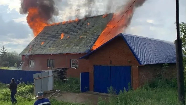 В жилой дом в Уфе попала молния

Накануне дождливый праздничный день в столице Башкирии закончился б