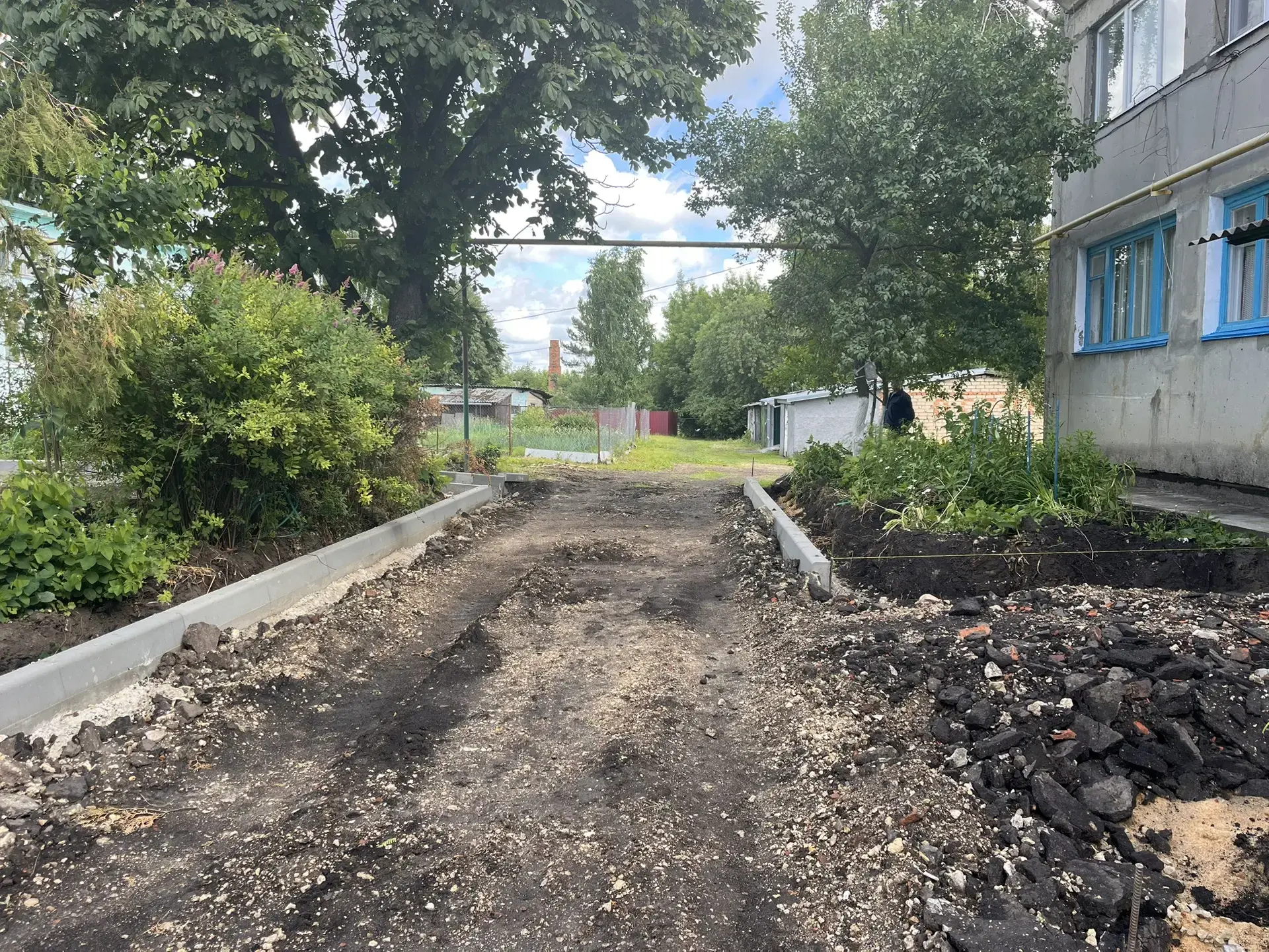 В поселке Залегощь продолжается благоустройство дворовой территории дома № 2а по улице Заводской. Ра