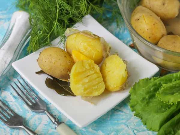🥔 Картошка в мундире в микроволновке.  Ингредиенты:  • Картофель — 400 г • Соль — 3 щепотки • Лавров