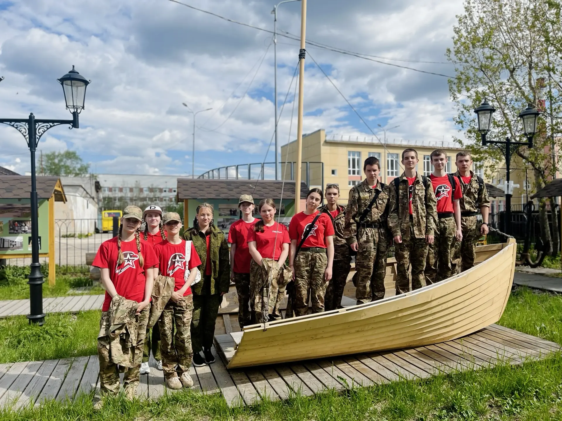 5 день военно-патриотической экспедиции «Вперед, юнармейцы!» был посвящён истории города Колы. 
 
Юн