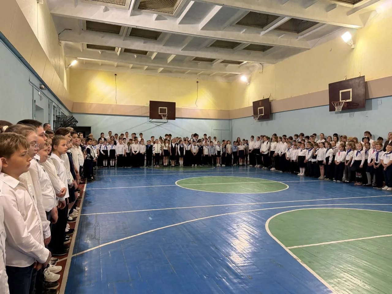 📚🇷🇺 Сегодня в нашей школе прошла общешкольная линейка!  Учащиеся вместе с педагогами и членами админ