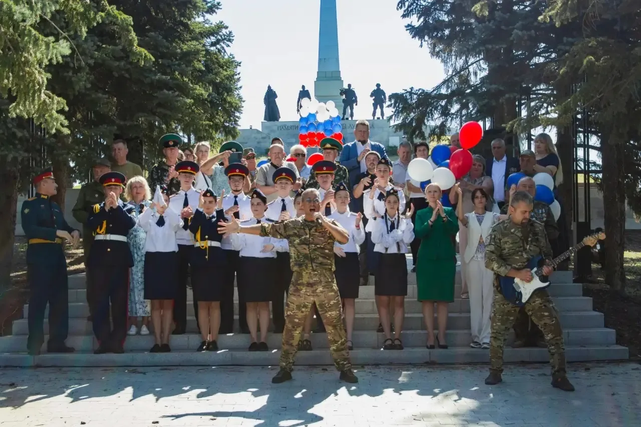 🇷🇺 В Луганске провели флешмоб ко Дню Государственного флага России