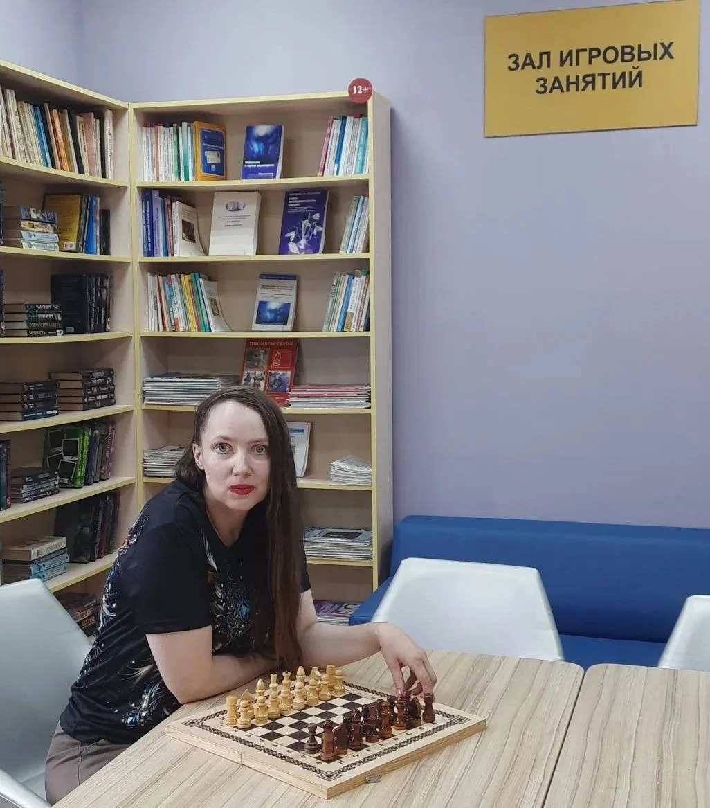 Шахматный Клуб "Игра Королей для Каждого" в Центральной библиотеке проводится руководителем клуба Ре