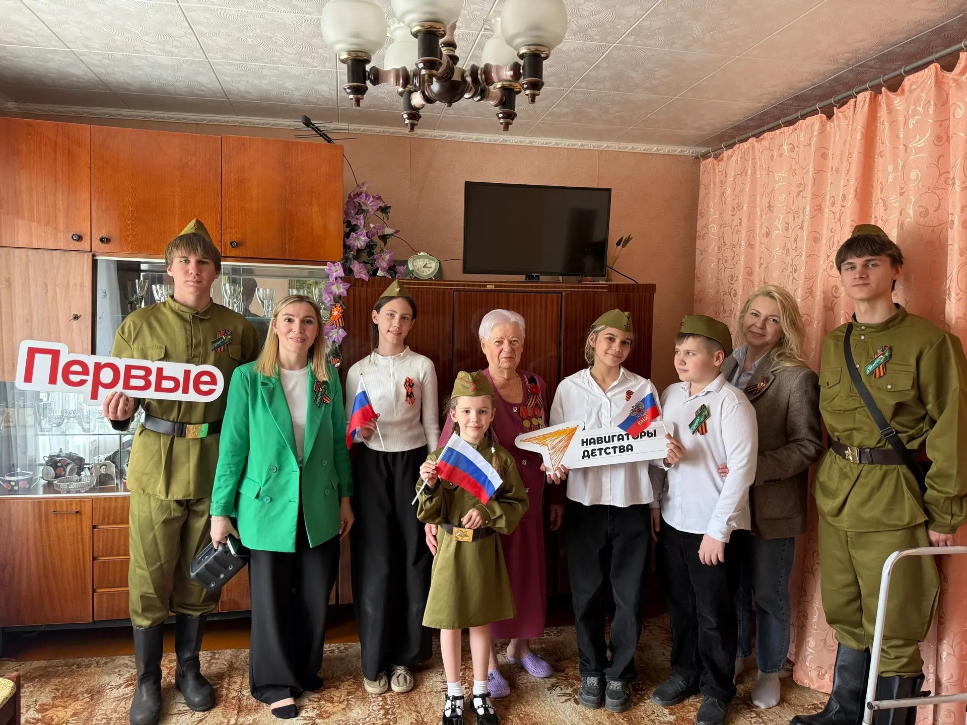 В преддверии великого Дня Победы — история, которую пишут наши сердца. ❤️  Сегодня учащиеся 1В, 5В и