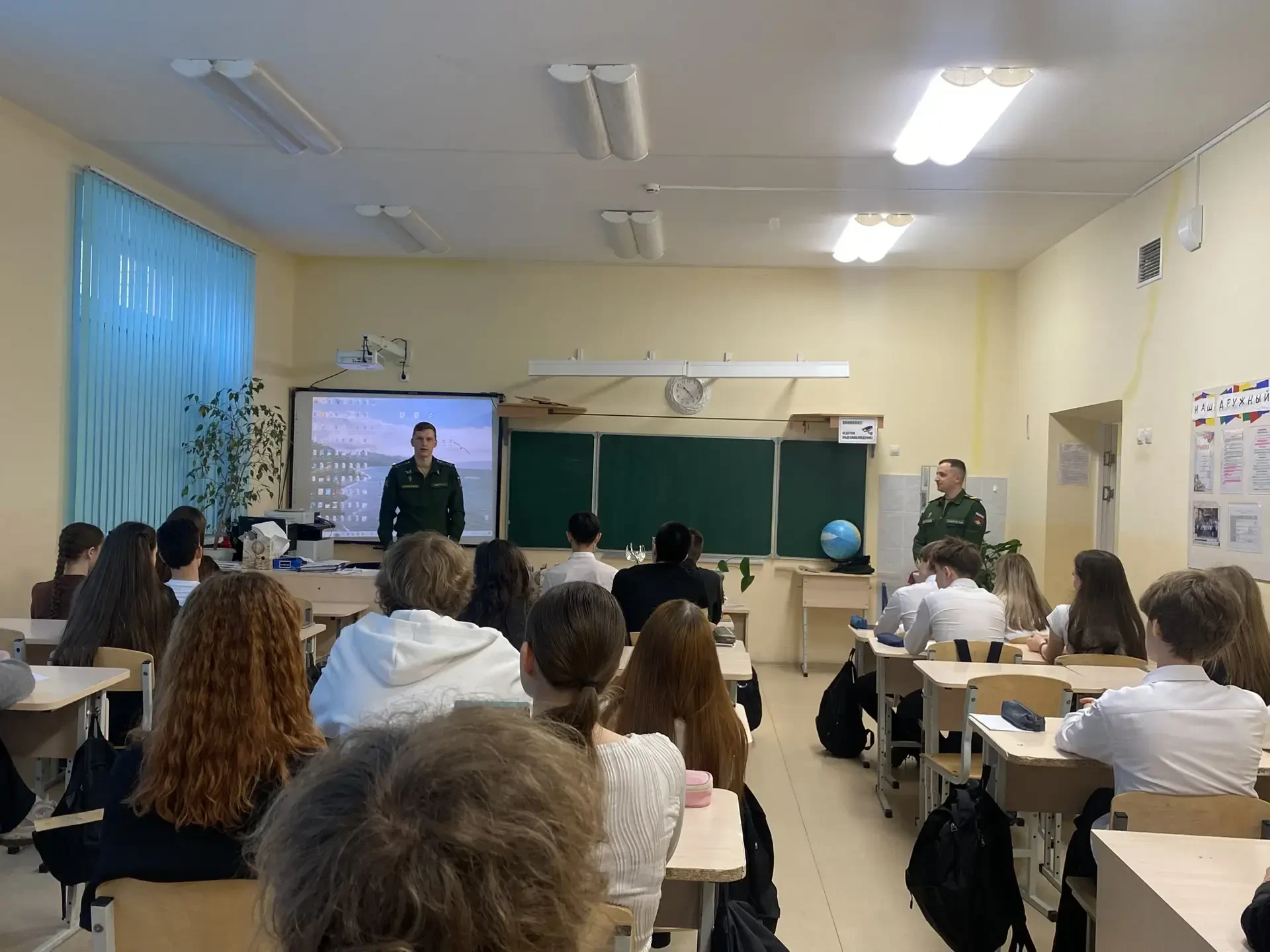 ✨Неделя Космоса: космический урок в 10 «А» ✨  В рамках Недели Космоса в 10 «А» классе прошёл увлекат