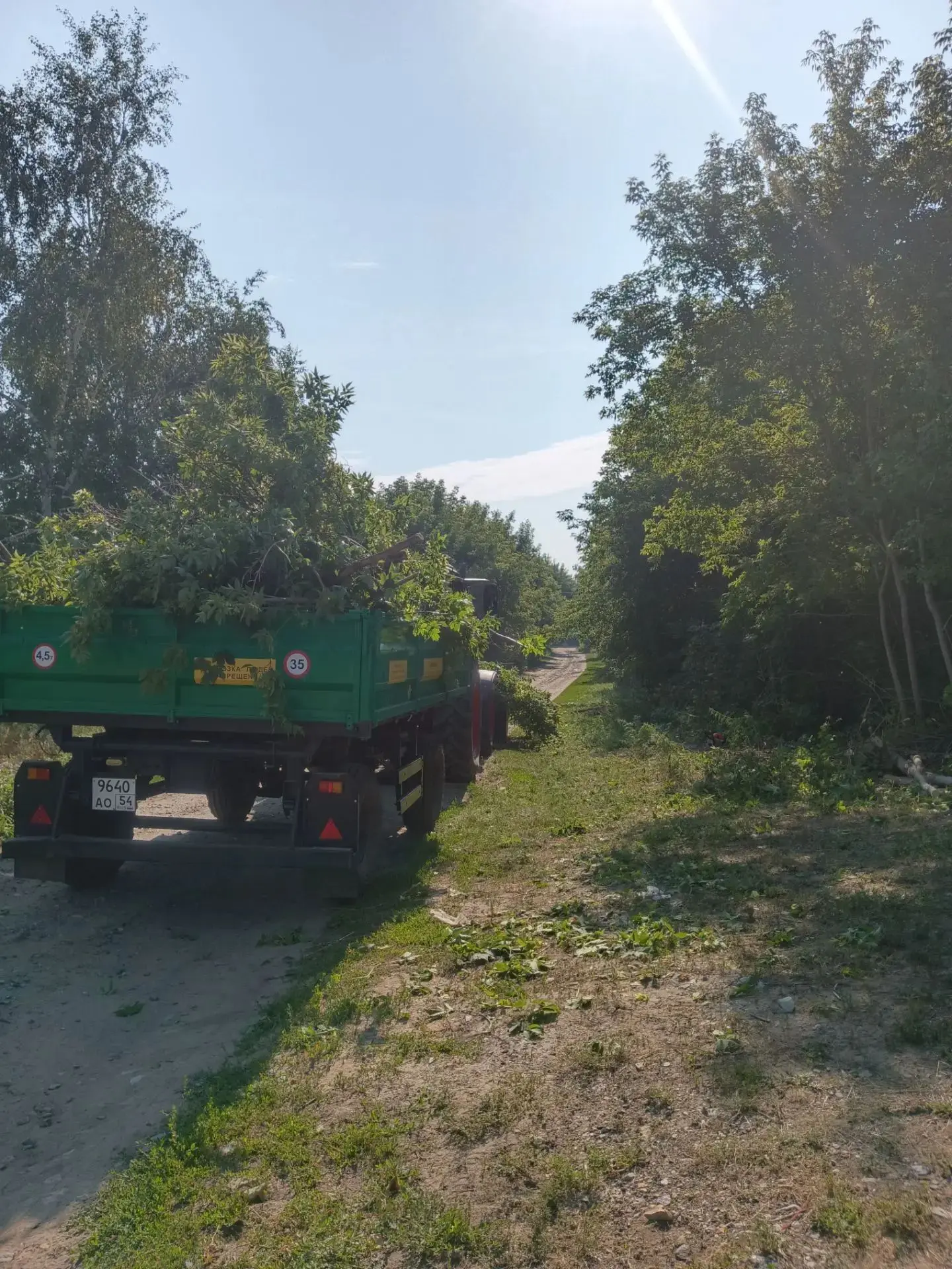 В целях безопасного проезда и качественного  обслуживания  проезжей части  дороги, дорожные рабочие 
