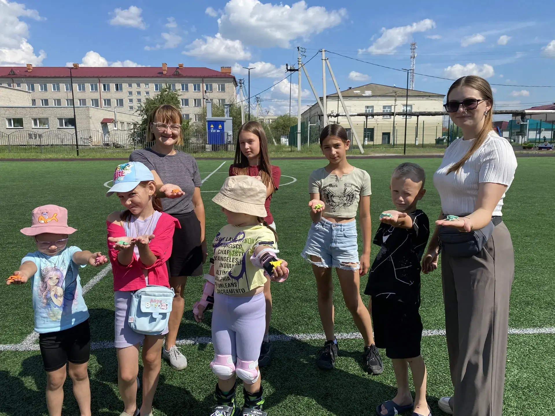 🏟🌞 🐸Стадион, солнце и бумажные лягушки!

Сегодня полтора часа на школьном стадионе звучал не стук