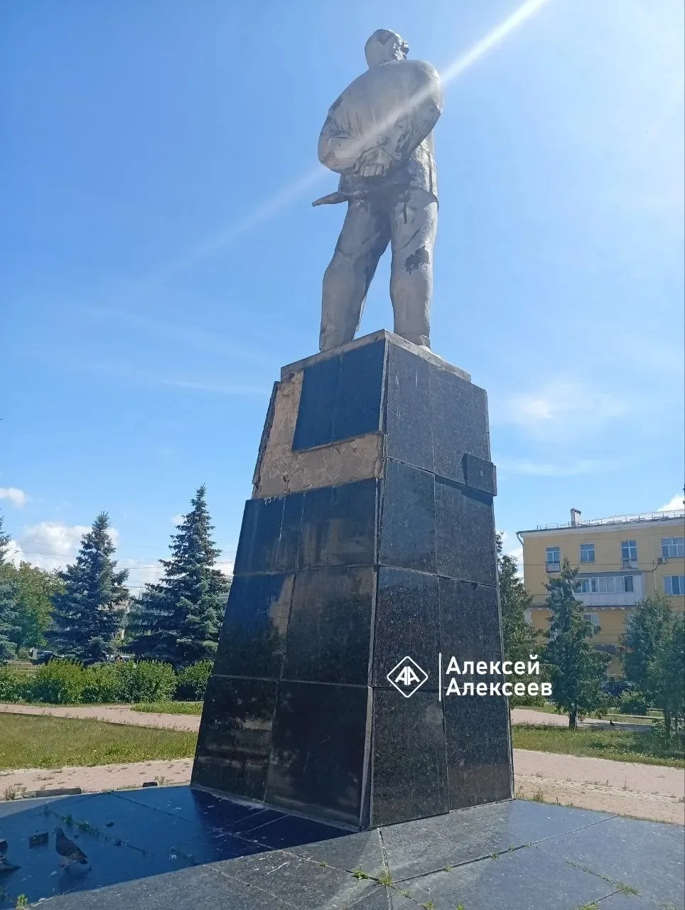 В Дзержинске разрушается памятник Владимиру Маяковскому