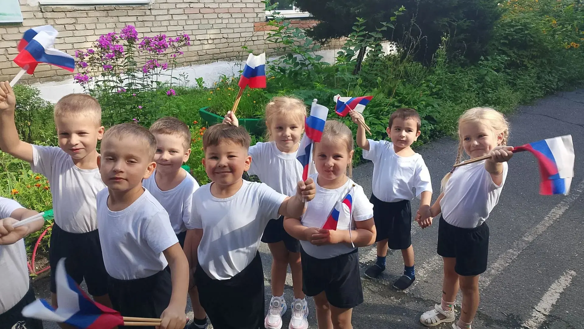 В нашем детском саду прошел праздник, посвященный Дню Государственного флага Российской...