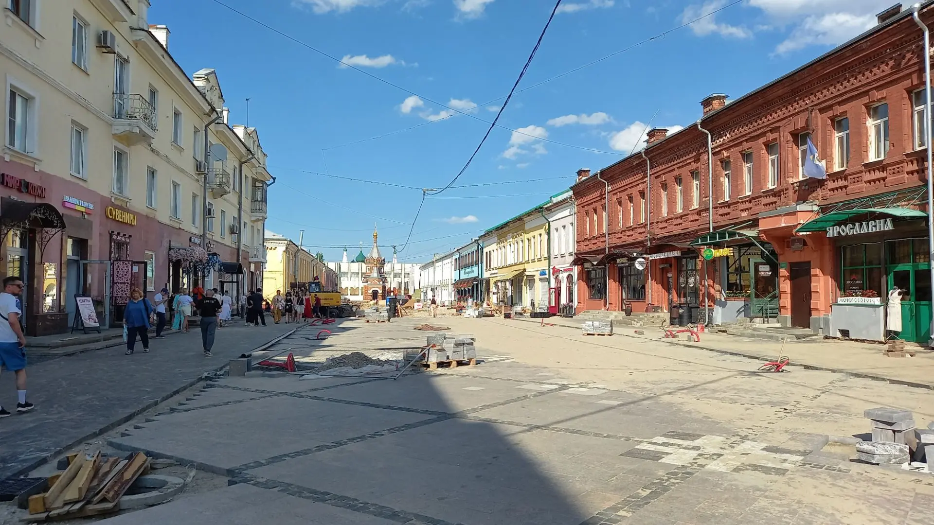 В Ярославле кипит работа по созданию пешеходного центра. Улицы Депутатская и Нахимсона преображаются