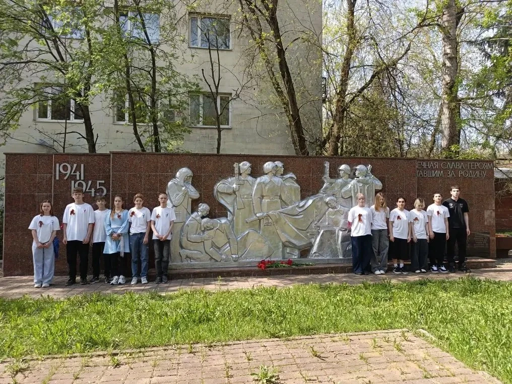 🔥В нашей школе состоялся трогательный Митинг Победы.  Ребята начальной школы проникновенно пели воен