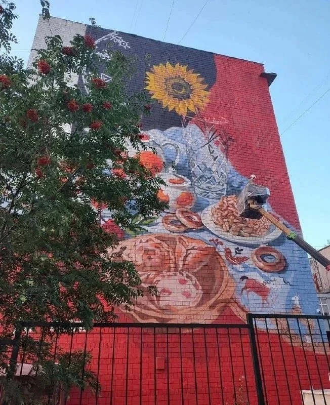 🎨 Новый мурал украсил техникум на улице Ворошилова в Ижевске