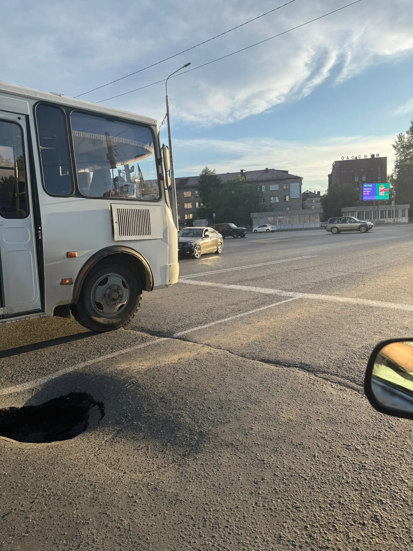 ⚠ Внимание, водители!
На перекрёстке проспекта Королёва и ул. Химиков в правом ряду глубокая яма: пр