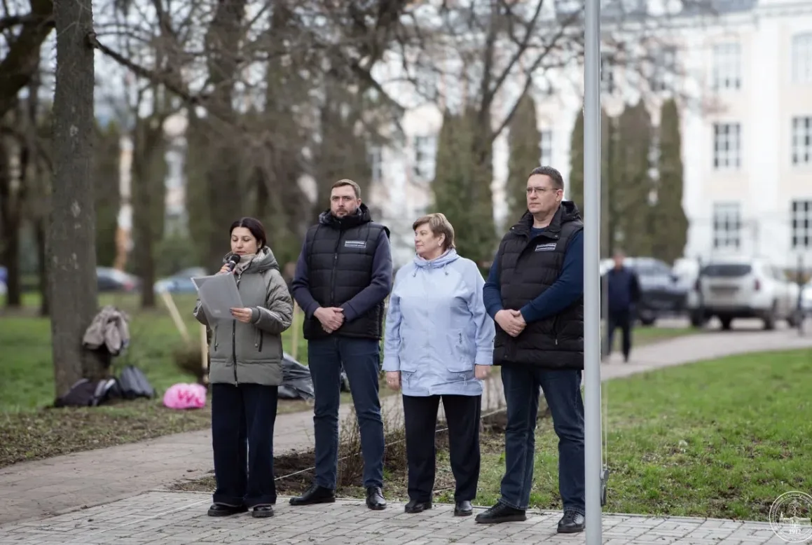 🌳 Появление живых мемориалов в честь наших героев: акция «Сад Памяти»  Сегодня в парке имени К.Д. Гл