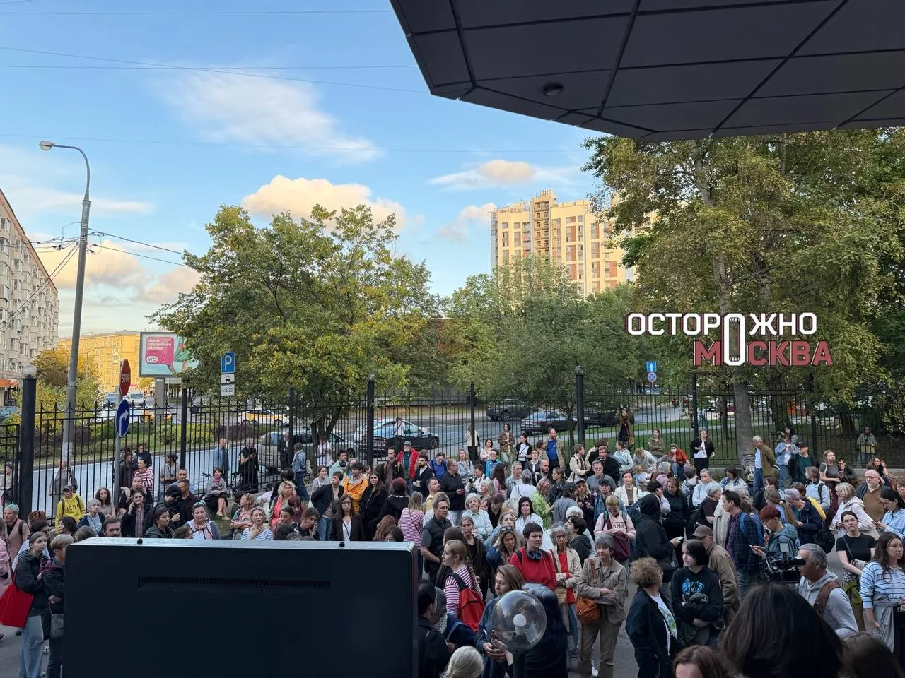 Около 400 человек находятся у здания суда, где избирают меру пресечения главе «Дома с м...