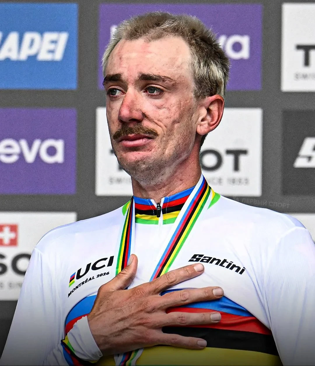 Американец Брэндон МакНалти стал чемпионом мира по велоспорту, удивив соцсети своим вне...