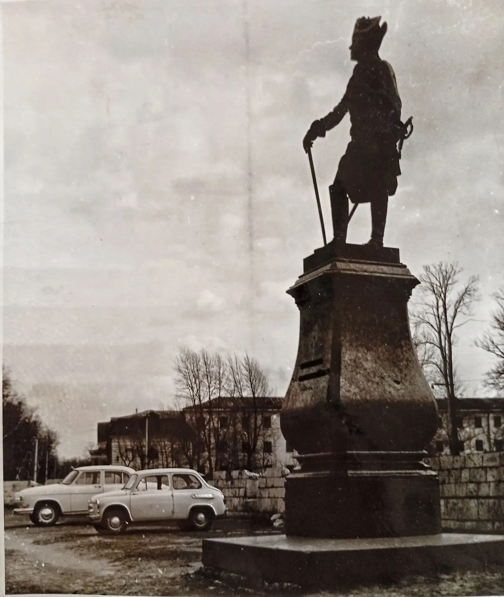 Автомобили на плацу Гатчинского дворца. 
Фотография 60-х годов 20 века. Автор, предположительно Арка