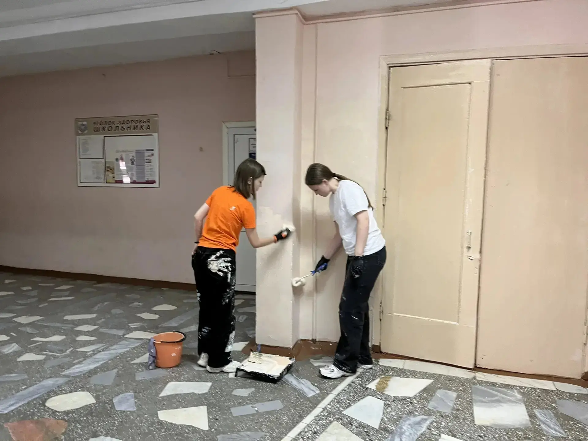 Сегодня наша трудовая бригада "Мастерок 2"закончила второй сезон, вот эти ребята:Червова Есения, Фил