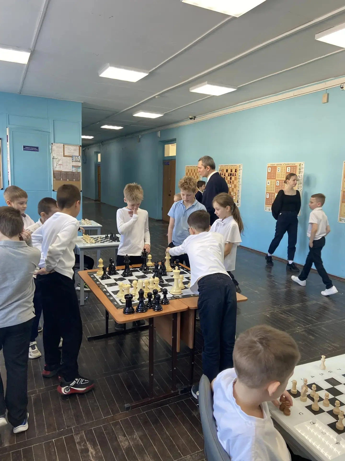 ♟️ Шахматный турнир на переменах в начальной школе!  В нашей школе стартовали тематические перемены 