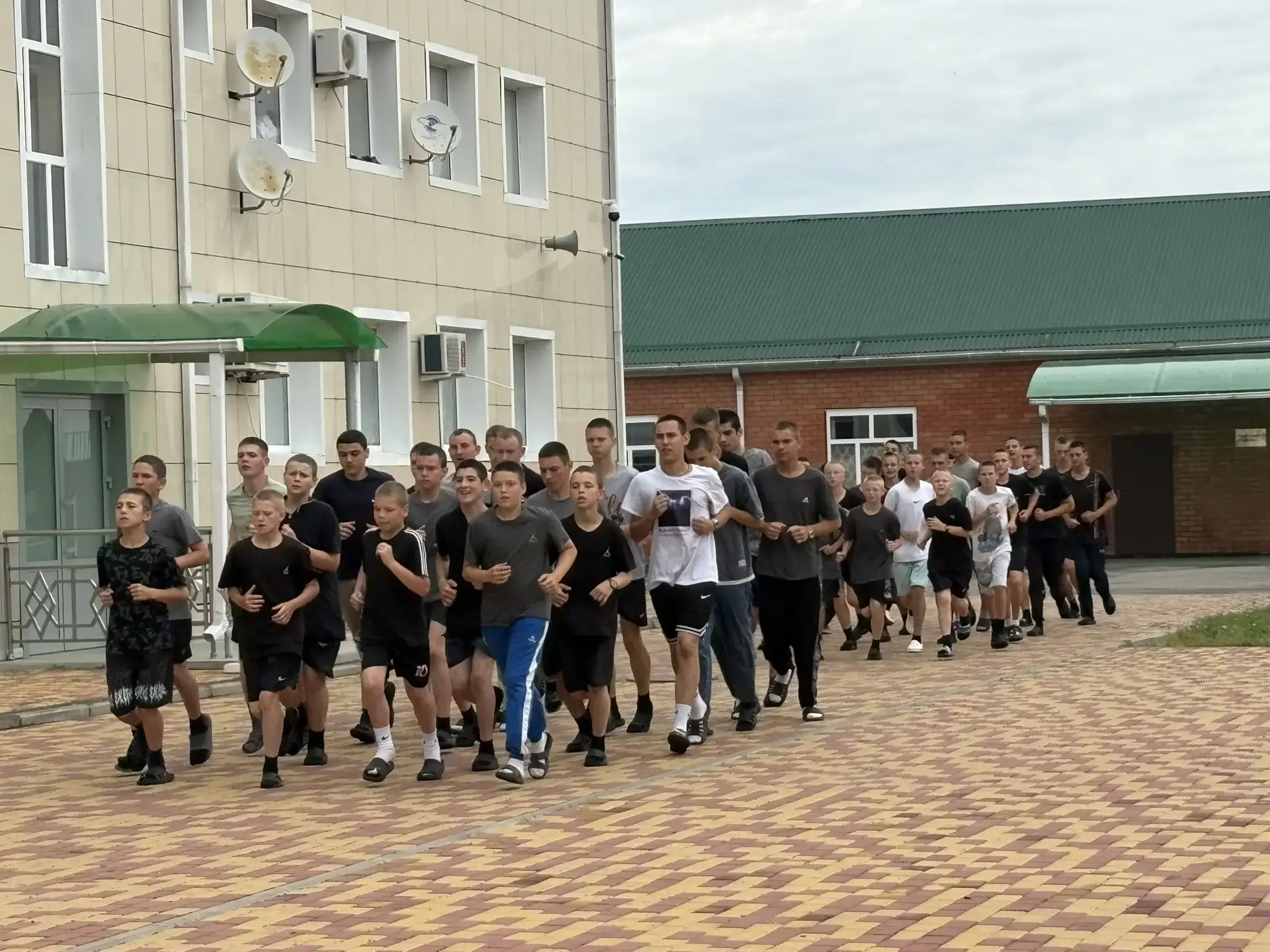 🌿 Лето в Майкопском СУВУ — это время, когда просыпаться хочется не от будильника, а от пения птиц и