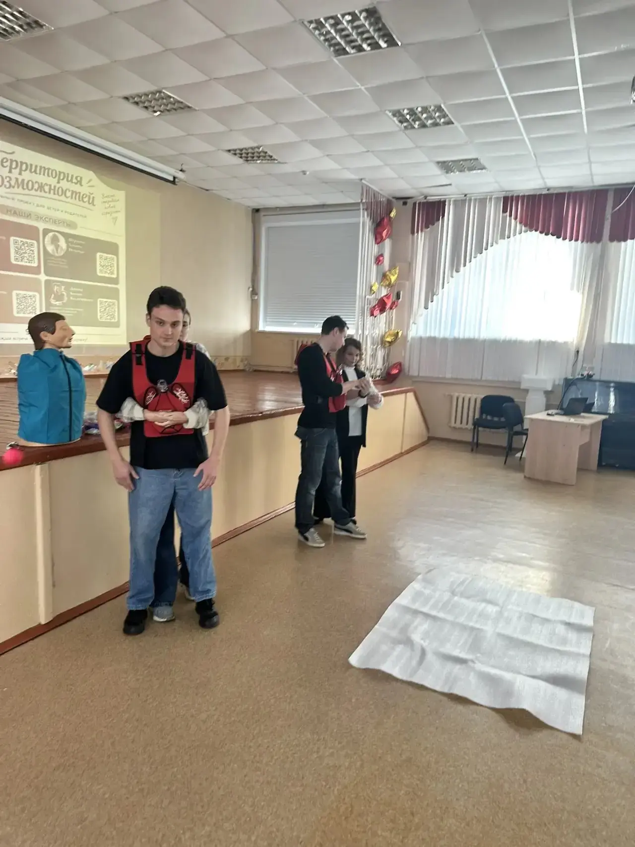Команда ГКБ N 6 провела мастер-класс по ПЕРВОЙ ПОМОЩИ  для всех желающих в средней школ...