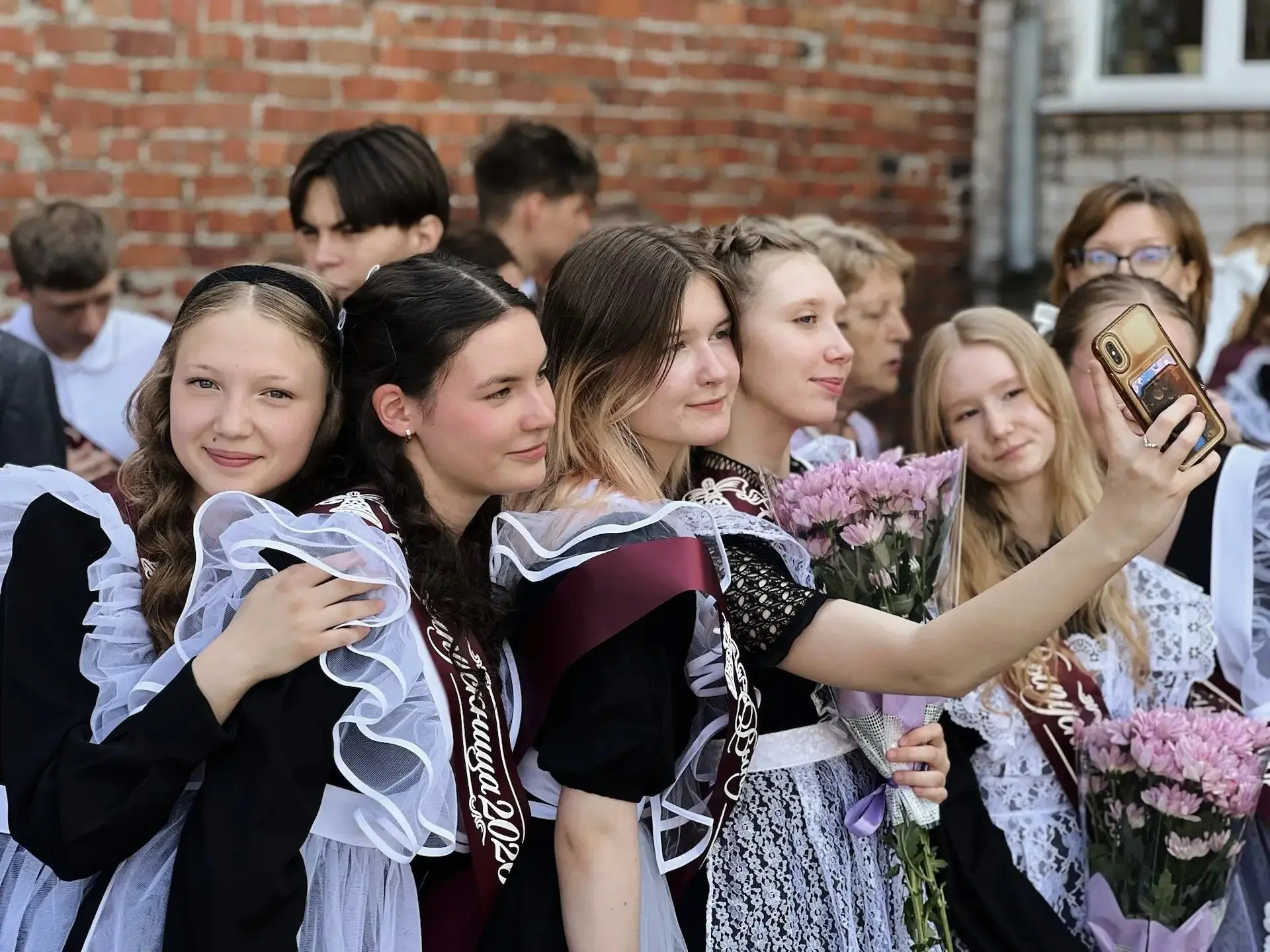 🔔 Сегодня особенный день — для наших девятиклассников и одиннадцатиклассников прозвенел последний зв