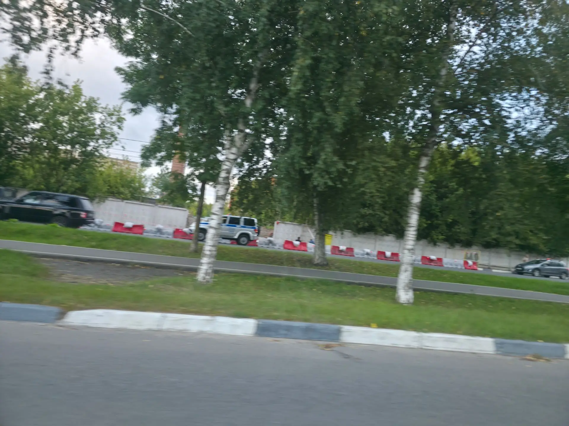 Напротив Литерных что-то затеяли. Забор сняли, копали под присмотром полиции. #озеры