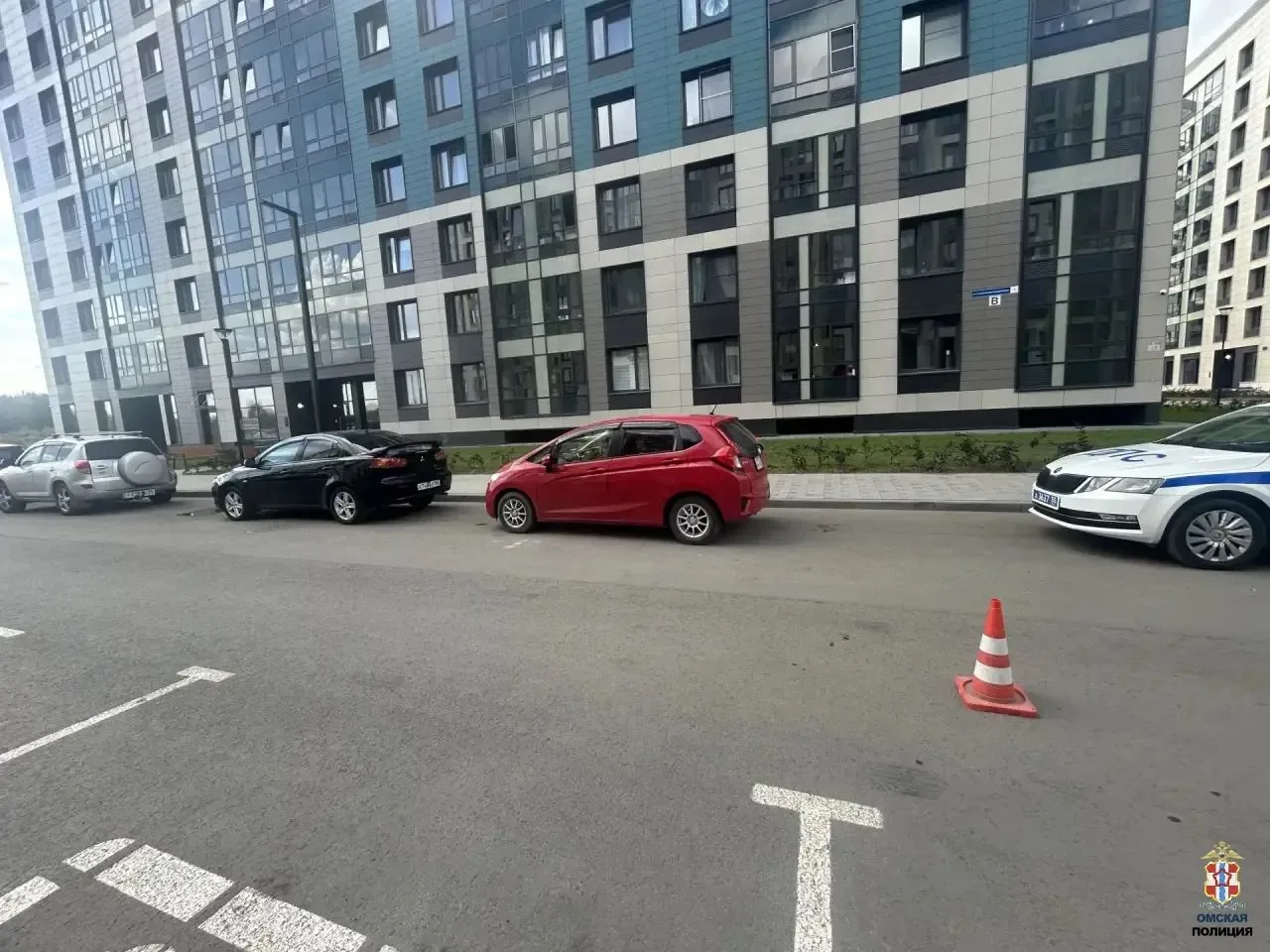 В Омске сбили ребёнка выбежавшего из-за припаркованных вдоль дороги машин.