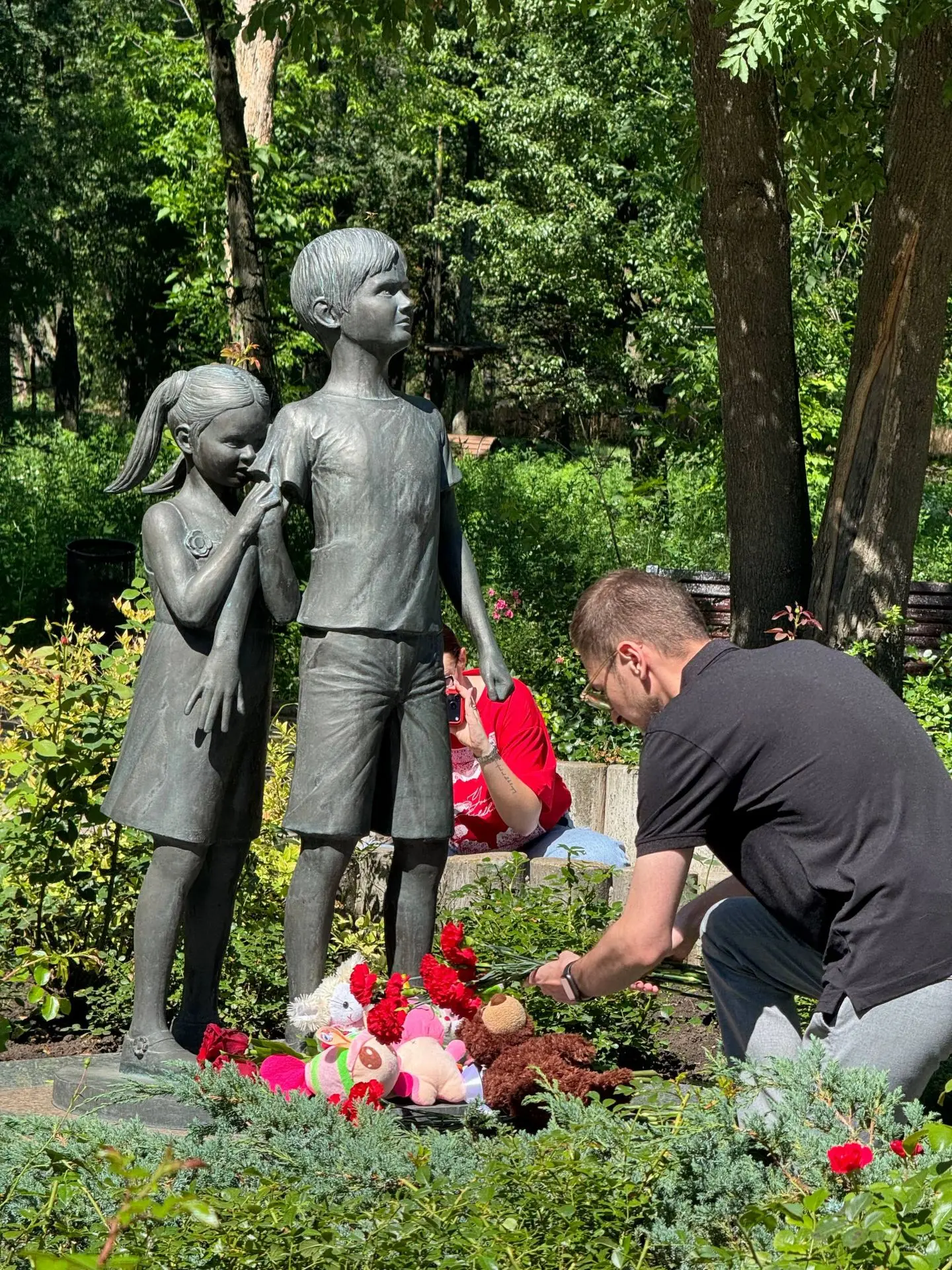🕯 В Киевском районе Донецка почтили память детей — жертв войны в Донбассе

К мемориалу возложили цв